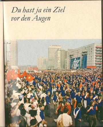 Ur den östtyska "Ungdomsvigningsboken": "Du har ju ett mål för ögonen"